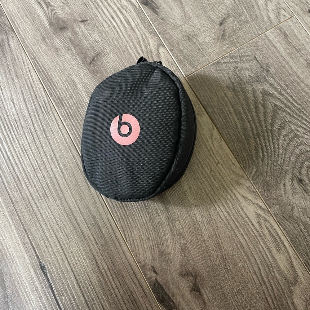 Rose gold solo3 Bluetooth headphones in excellent condition